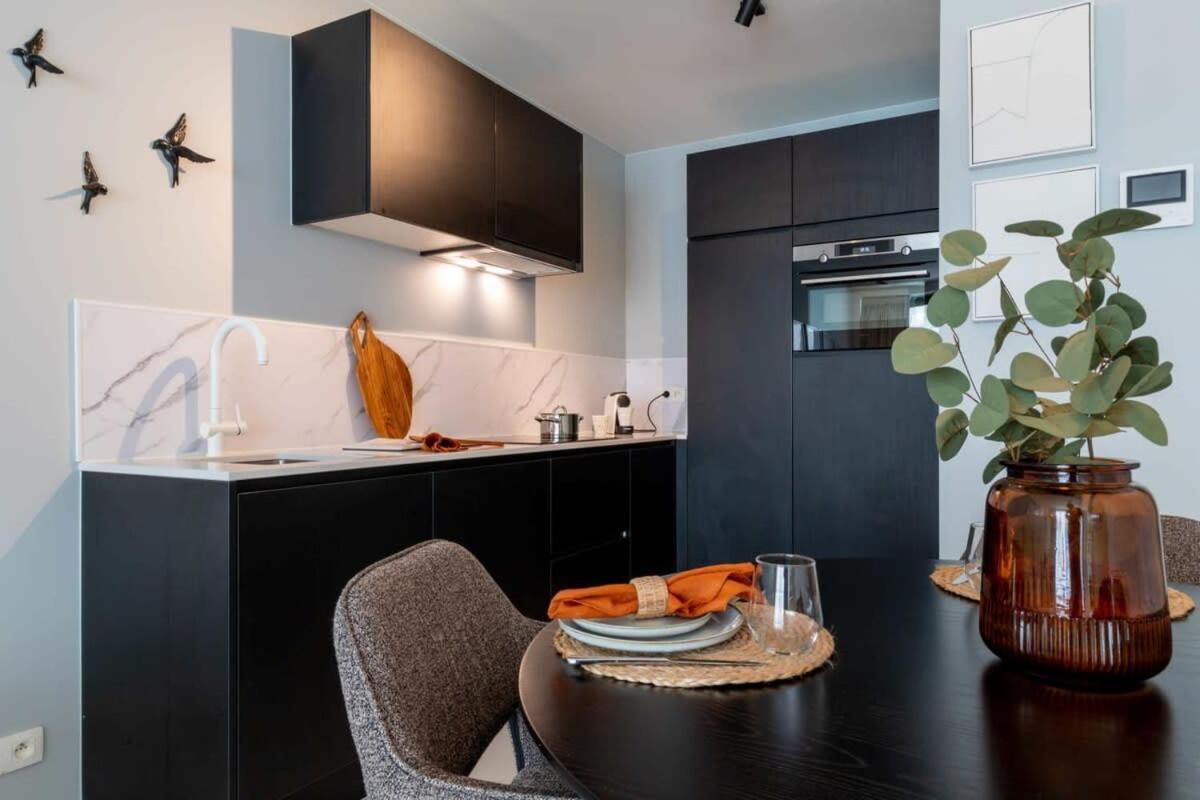 At Sea - Modern 1 Bedroom *
